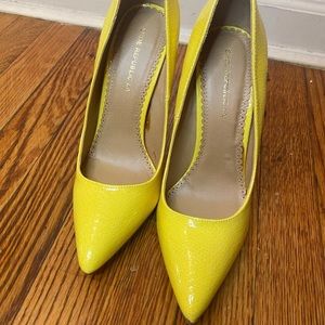 Pointy yellow snakeskin sexy women’s pump